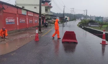 मुलपानी र भक्तपुरको बोडे जोड्ने मनोहरा पुलको जमिन भासिएपछि आवागमन बन्द