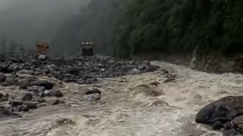 रामेछापमा ठूलो पहिरो : होटल र दुइवट पक्की पुल बगायो, हाइड्रोको ड्यामसाइडमा पनि क्षति
