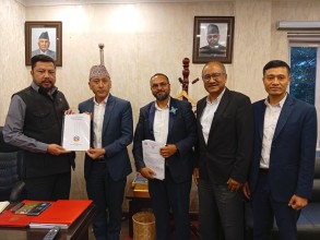 ऊर्जामन्त्री श्रेष्ठ समक्ष जलविद्युत् आयोजनाको अनुमति समीक्षा प्रतिवेदन पेस
