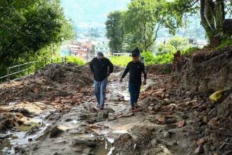 भत्काइएको पर्खालले सर्वसाधारणलाई सास्ती (तस्बिरसहित)