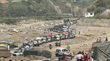 अवरुद्ध बिपी राजमार्ग पुन : सञ्चालनमा, यात्रामा सावधानी अपनाउन प्रहरीको आग्रह