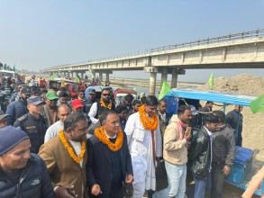 सिराहा–धनुषा जोड्ने कमला पुल हुँदै कुलमान घिसिङको चुनावी अभियान सुरु