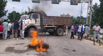 कटारीमा टिपर सञ्चालनमा लगाइएको रोकको विरोध, सडक अवरुद्ध गर्दै प्रदर्शन