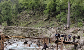 हुम्लाको मुस्याँडा खोलामा श्रमदान गरेर काठे पुल निर्माण