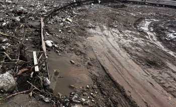 वर्षाका कारण खुर्सानी खोला नजिकैको सडक भत्कियो