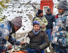 सशस्त्र प्रहरीद्वारा मुक्तिनाथ प्रवेशद्वारमा स्वास्थ्य शिविर सञ्चालन