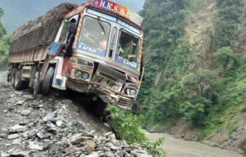 नारायणगढ–मुग्लिङ सडकखण्डमा ट्रकमाथि ढुंगा खस्यो, चालक घाइते