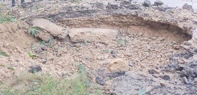 महेन्द्र राजमार्गमा बम विस्फोट, सडकमा भ्वाङ
