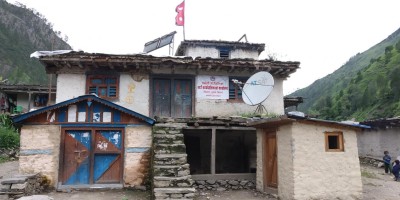 चंखेली गाउँपालिकाले सार्जवनिक जग्गामा बनेका घर–टहरा भत्काउने