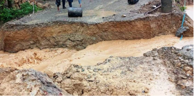 नवलपुरको दुम्किवासमा बाढीले ‘डाइभर्सन’ बगाउँदा पूर्वपश्चिम राजमार्ग अवरुद्ध