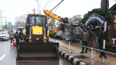 काठमाडौं महानगरले भत्कायो थापाथलीका अस्थायी घर र टहरा