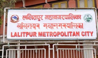 पोलमा विज्ञापनको पर्चा टाँस्ने कम्पनीलाई ललितपुर महानगरले तिरायो १० हजार जरिवाना