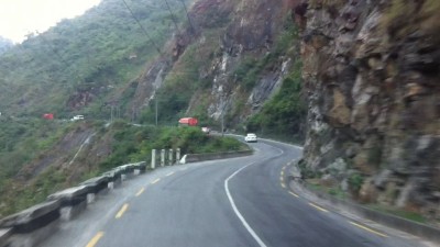 मुग्लिङ–नारायणगढ सडकमाथि अड्किएको ढुंगा हटाइँदै, २ घण्टा सडक बन्द