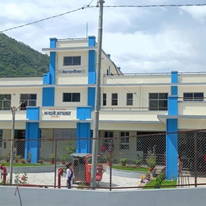 मन्थली नगर अस्पतालमा बिरामीको चाप बढ्दो, जनशक्ति अभावका कारण दैनिक लामो लाइन