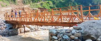 इलामको पुवाखोलामा नेपाली सेनाले बनायो काठेपुल