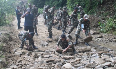 नेपाली सेना र स्थानीयबासीद्वारा सडक मर्मत