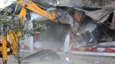 बल्खुमा सार्वजनिक जग्गा मिचेर बनाइएका अव्यवस्थित टहरा हटाइयो