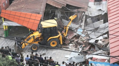 काठमाडाैं महानगरले भत्कायो सम्पदा क्षेत्र अतिक्रमण गरी बनेका घर–टहरा