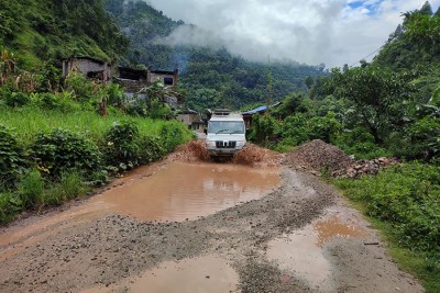 ग्रामीण सडकको दुरावस्थाः बर्खामा बन्द, हिउँदमा खुला