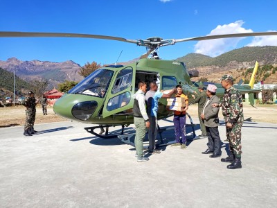 जुम्लामा सेनाको हेलिकोप्टरमार्फत् मतपत्र ल्याइँदै