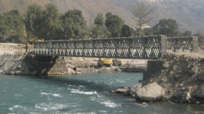 बाढीले पुल बगाएको ३ वर्षपछि रुप्से झरनामा बेली ब्रिज निर्माण