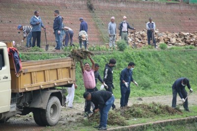 वातावरण दिवसः भक्तपुरमा पोखरीको सरसफाई