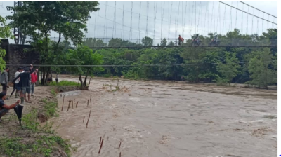मोहना नदीमा आएको बाढीका कारण कैलाली र कञ्चनपुर जोड्ने पुल जोखिममा