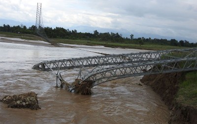 कञ्चनपुरमा अविरल वर्षा र बाढीले झोलुङ्गे पुल बगायो