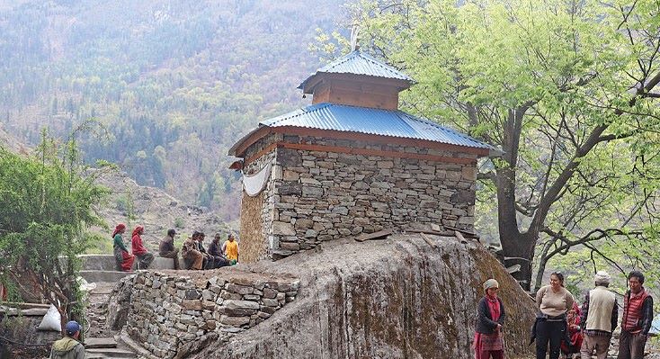 २५ मिटर अग्लो ढुङ्गामाथि मन्दिर निर्माण