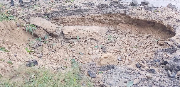 महेन्द्र राजमार्गमा बम विस्फोट, सडकमा भ्वाङ