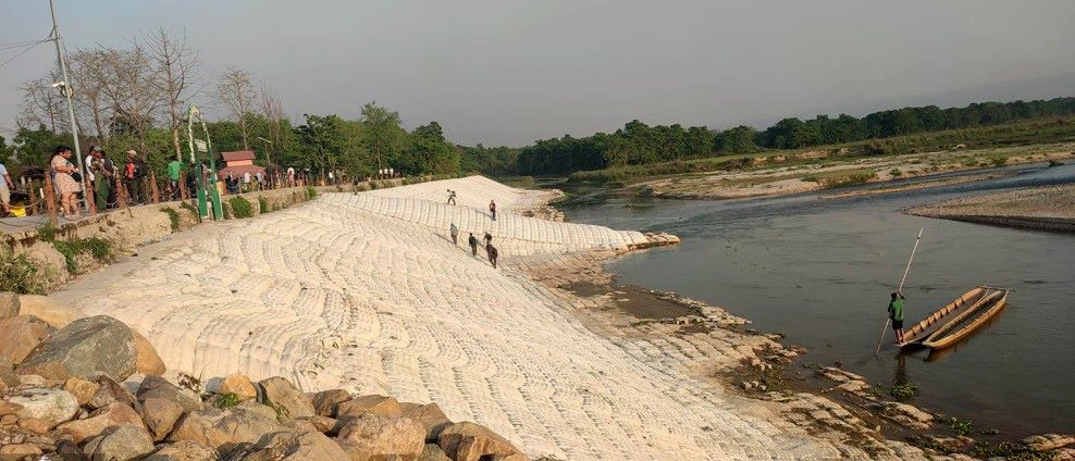 चितवन राष्ट्रिय निकुञ्ज नजिक तटबन्ध