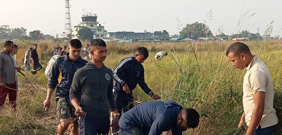 विमानस्थल क्षेत्रको झाडी र बुट्यान सरसफाई