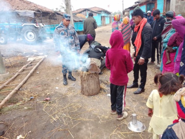 जाडो बढेपछि भङ्गाहा नगरपालिकाले बस्ती–बस्तीमा बाँड्यो दाउरा