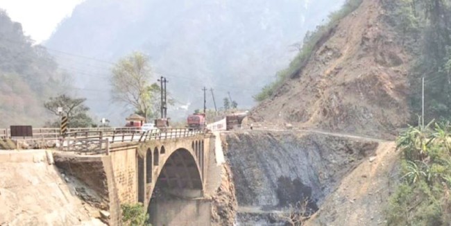 पहाड विस्फोटपछि पुल निर्माण