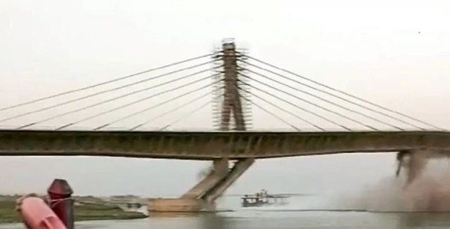 तासको घर ढले जसरी भाँच्चियो गंगा नदीमा निमार्णधिन चार लेनको पुल