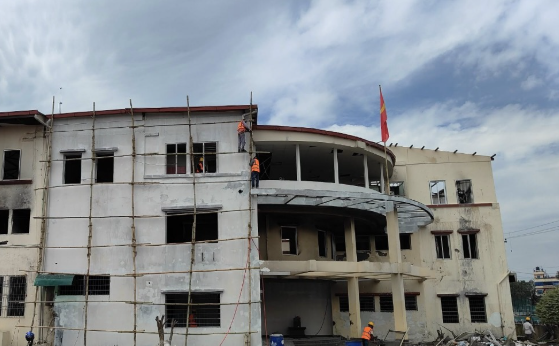 जेनजी आन्दोलनमा तोडफोड र आगजनी भएको एमाले कार्यालय मर्मत गर्न सुरु