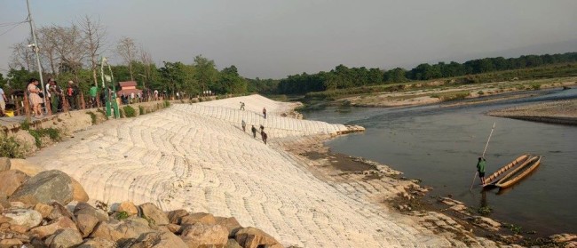 चितवन राष्ट्रिय निकुञ्ज नजिक तटबन्ध