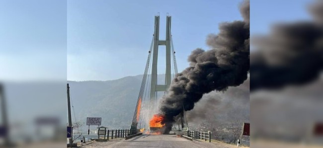 कर्णाली पुलमा आवागमन बन्दः आगलागीबाट ‘सपोट’ डोरीमा क्षति