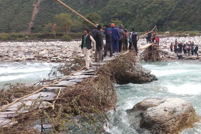 राज्यले चासो नदिएपछि स्थानीय आफैंले बनाए सेती नदीमा पुल