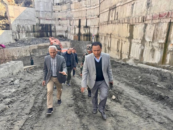 मन्त्री घिसिङले गरे निर्माणाधीन बाल अस्पतालको निरीक्षण