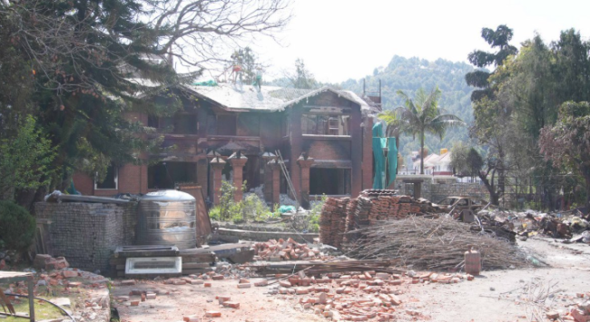 आगजनीले क्षतिग्रस्त देउवाको बूढानीलकण्ठस्थित निवास भत्काउन सुरु