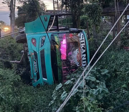 काठमाडौंबाट बीरगन्जका लागि छुटेको बस दुर्घटनाग्रस्त