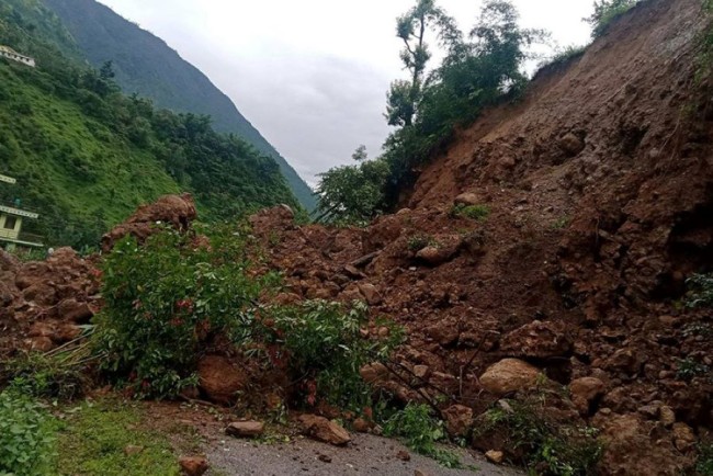 पहिरोले मध्यपहाडी लोकमार्ग अवरुद्ध