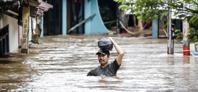 इन्डोनेसियाको बाढीमा ज्यान गुमाउनेको सङ्ख्या हजार नाग्यो