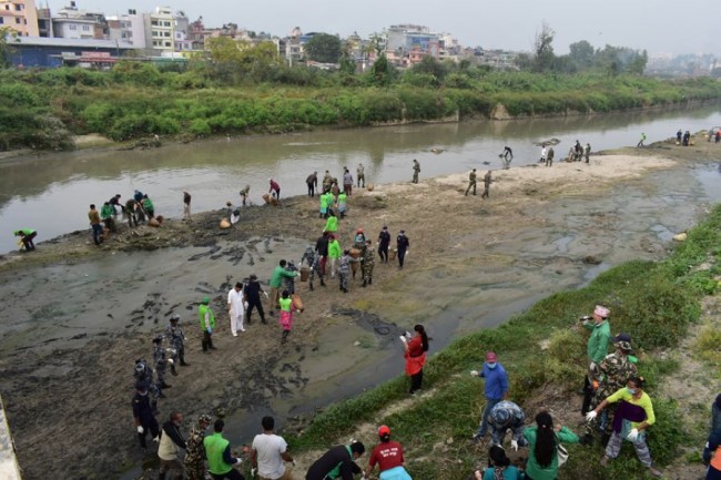 सुन्दरीजलदेखि गोकर्णसम्मको वाग्मती किनारमा सफाइ