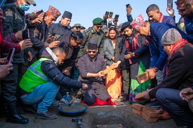 मेयर बालेन र उपमेयर सुनिताद्वारा ३२ नम्बर वडाको प्रशासनिक भवन शिलान्यास