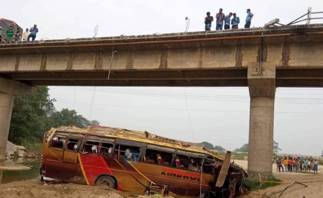 रोहिणी नदीमा यात्रुबाहक बस दुर्घटना, ९  जनाको मृत्यु