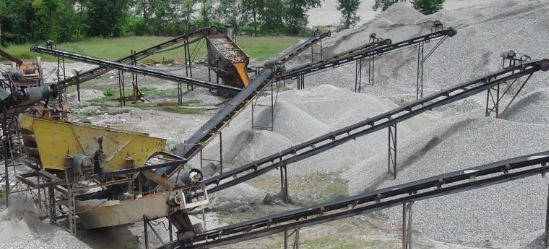 अरुण नदीमा रहेको अवैध क्रसर उद्योग सञ्चालनमा रोक