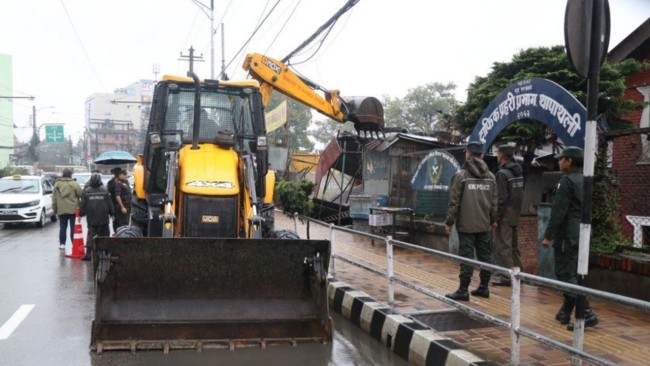 काठमाडौं महानगरले भत्कायो थापाथलीका अस्थायी घर र टहरा