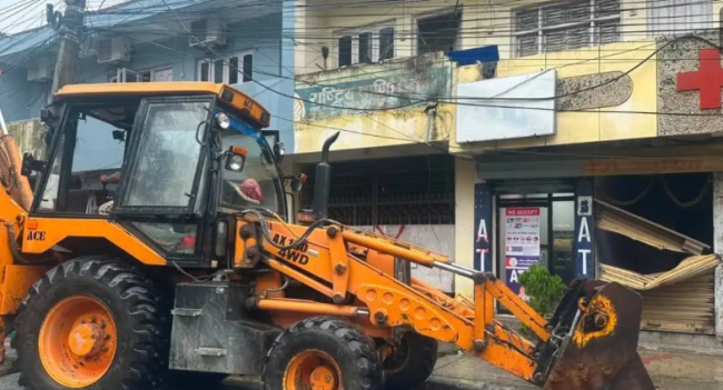 मन्त्रीको निर्देशनपछि कोशी अस्पतालको अतिक्रमित क्षेत्रमा चल्यो डोजर